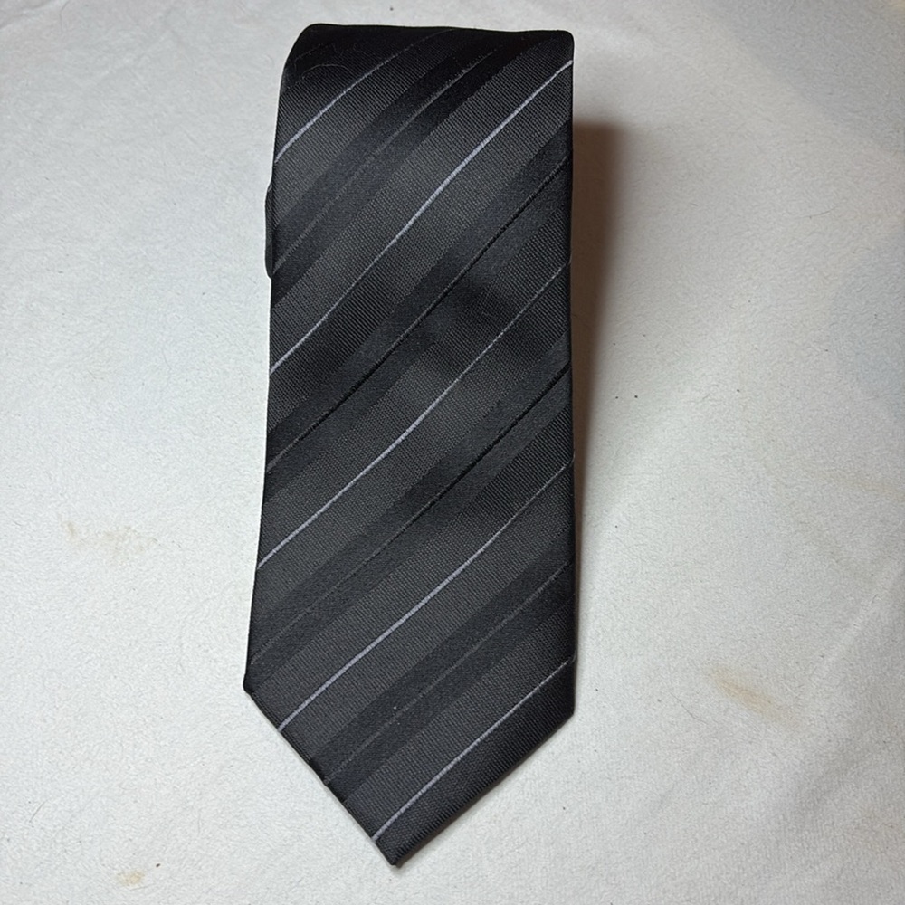 claiborne Black Silk Tie Tone on Tone - Picture 2 of 5